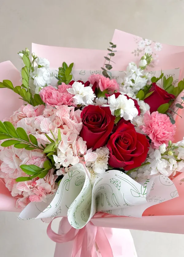 ramo estilo coreano de rosas rojas y hortensias rosadas