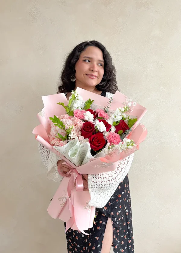 modelo con un ramo de flores variadas por el dia de los enamorados