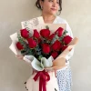 modelo con un ramo de 15 rosas rojas