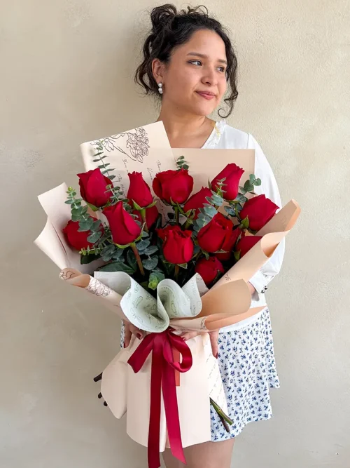 Ramo de rosas rojas modelo con un ramo de 15 rosas rojas