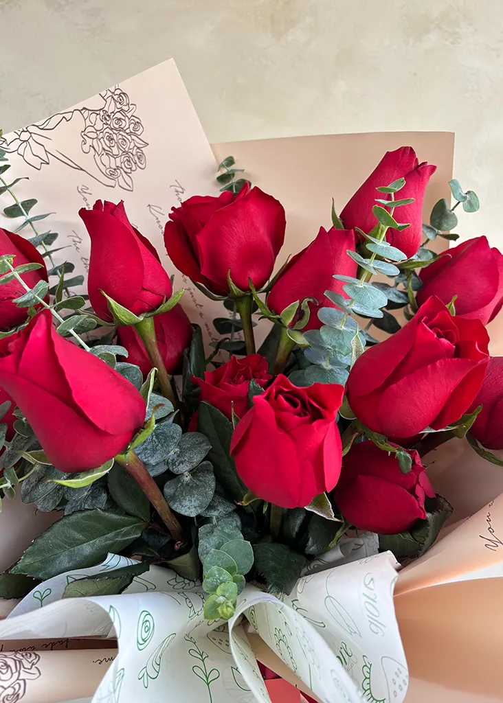 Detalle de rosas rojas con eucalipto