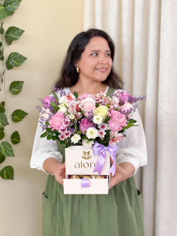 Caja de flores para mama con chocolates ferrero