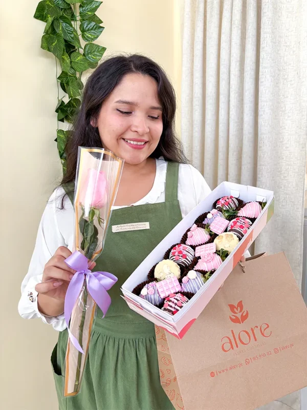 Caja de trufas y fresas con 1 rosa para mama Caja de trufas y fresas con 1 rosa para mama