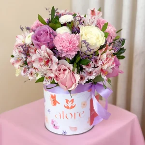 Rosas lilas, claveles y astromelias rosadas en caja redonda Alore