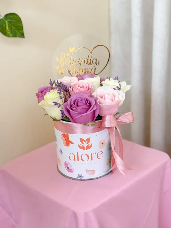 caja con 12 rosas y topper para sorprender a mamá