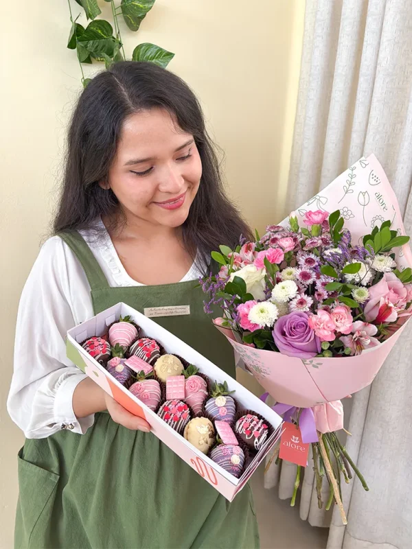 Modelo con ramo de flores y fresas para mamá