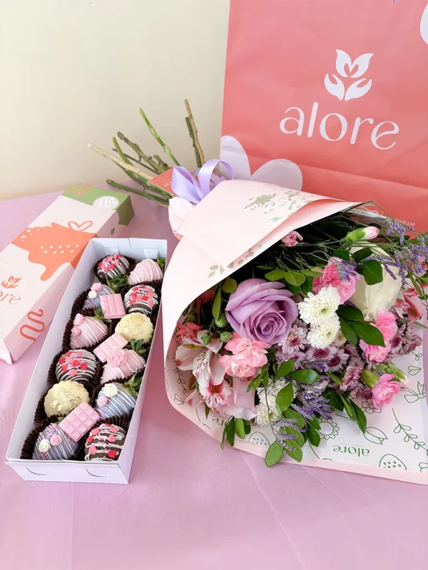 Ramo de flores y cajade fresas con trufas para mamá
