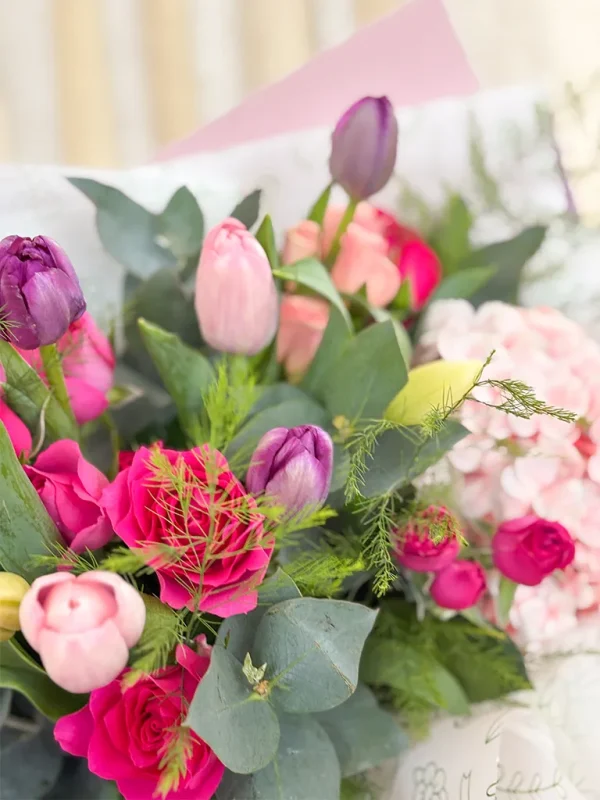 ramo de tulipanes con hortensias