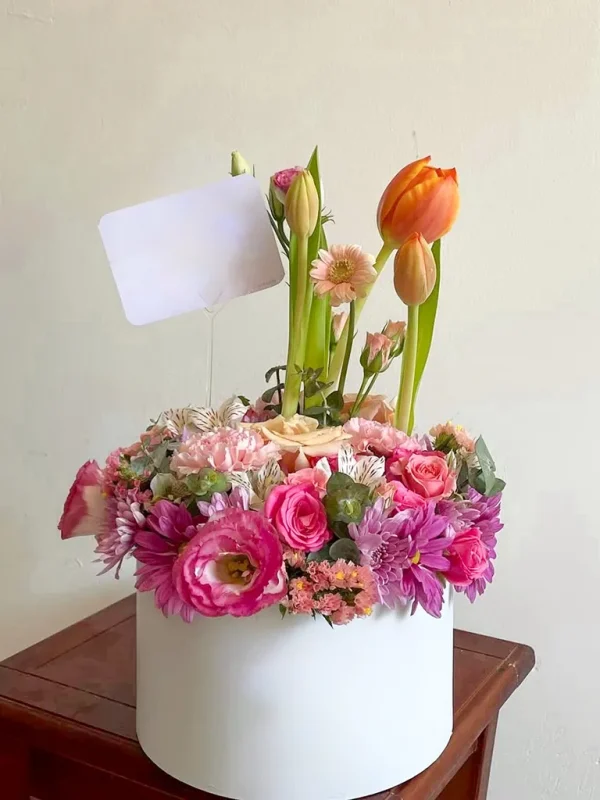 arreglo con flores variadas y tulipanes arreglo con flores variadas y tulipanes