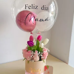Tulipanes y rosas rosadas en caja con globo "Feliz día Mamá"