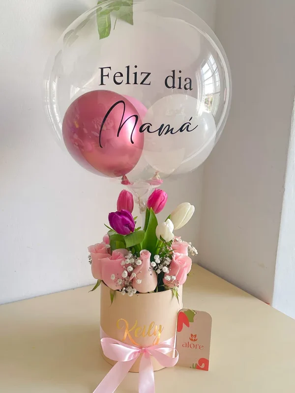 arreglo floral con globo y tulipanes