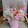 arreglo floral con rosas y tulipanes rosados arreglo floral con rosas y tulipanes rosados