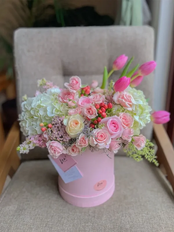 arreglo floral con rosas y tulipanes rosados arreglo floral con rosas y tulipanes rosados