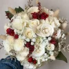 bouquet de frente con rosas blancas y rojas
