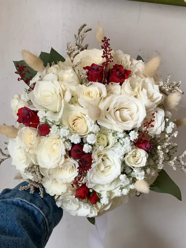 bouquet de frente con rosas blancas y rojas