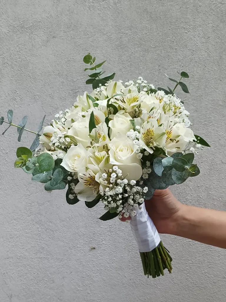 Bouquet de novia de astromelias y rosas blancas con gypsophila y eucalipto