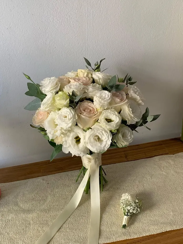 Bouquet de novia de lisianthus y rosas blancas con eucalipto