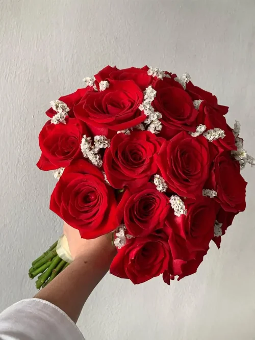 bouquet de novia con rosas rojas y statice bouquet de novia con rosas rojas y statice