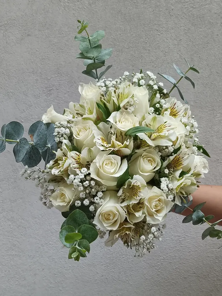 Bouquet de novia de rosas blancas y astromelias con gypsophila visto de frente