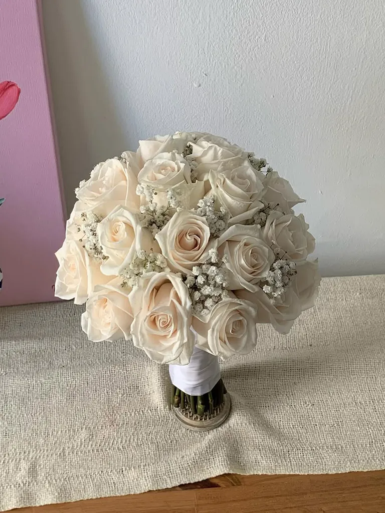 Bouquet de novia de rosas blancas vendela con gypsophila