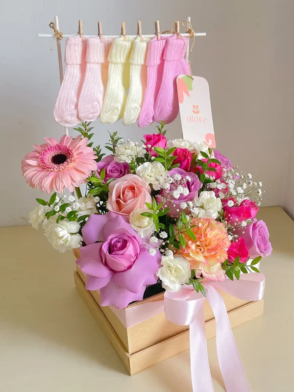 caja de trupan con flores y medias de bebe