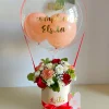 cajas de flores rojas con globo
