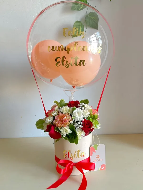 cajas de flores rojas con globo