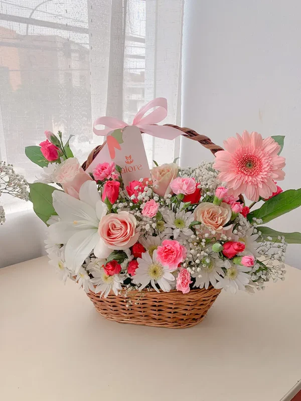 canasta de flores con gerbras y lirios