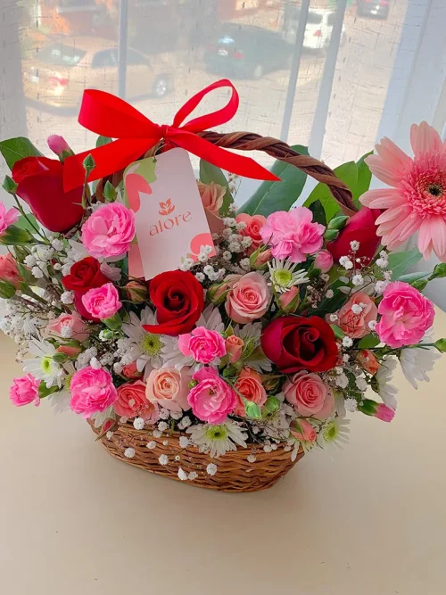 canasta de flores rojas y rosadas canasta de flores rojas y rosadas