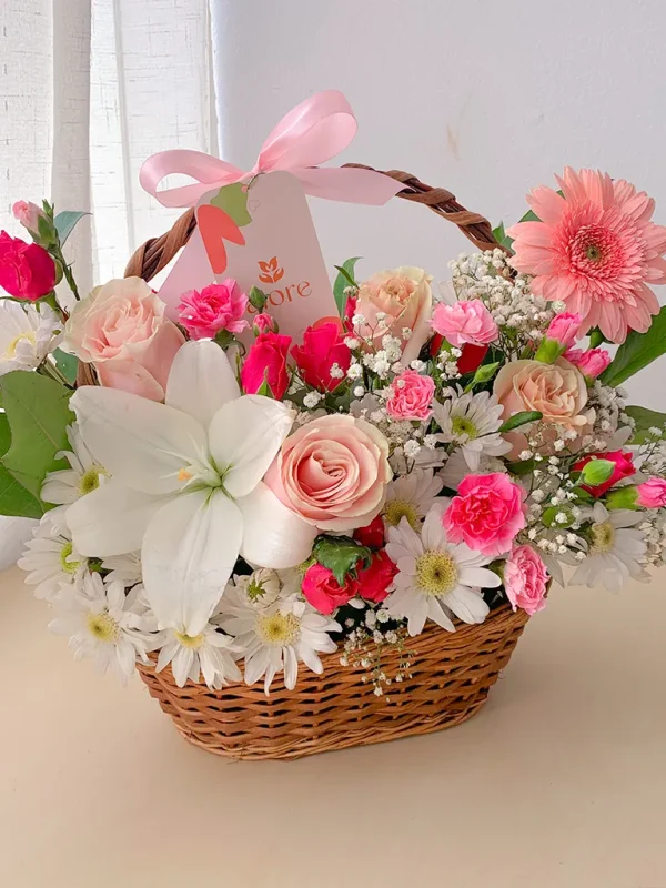 canasta de flores rosadas