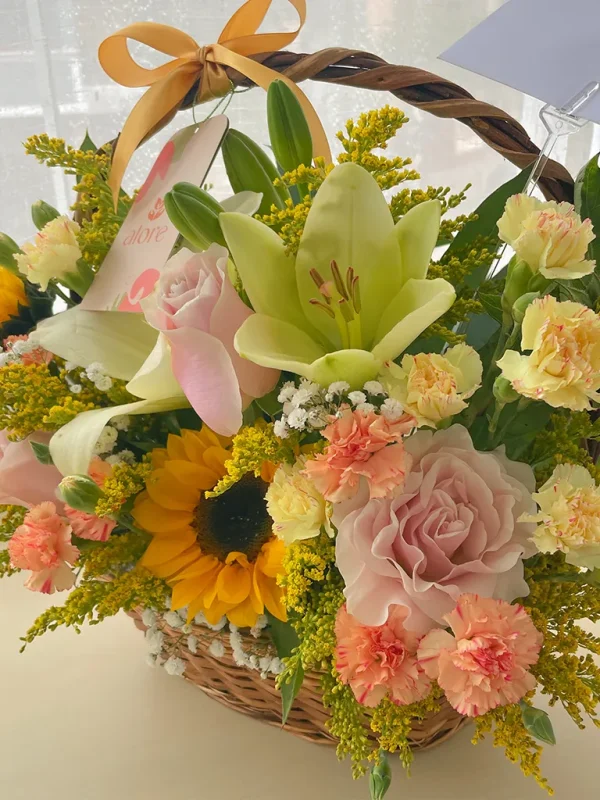 canasta de girasoles y lirios canasta de girasoles y lirios