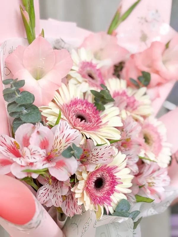 gerberas rosadas y astromelia