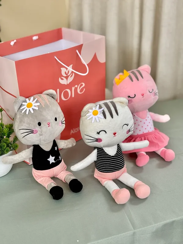 peluche hipoalergenico de gatita Peluches de gatitos con ropa, junto a bolsa Alore.