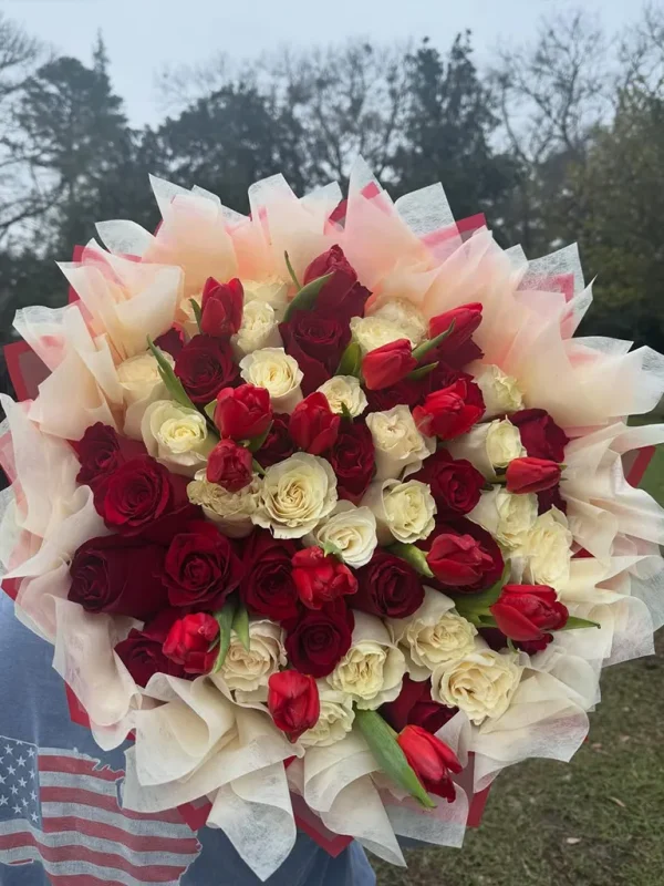 ramo buchon de rosas rojas y tulipanes