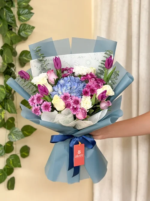 ramo con flores y tulipanes ramo con flores y tulipanes