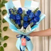 ramo coreano con 12 rosas azules