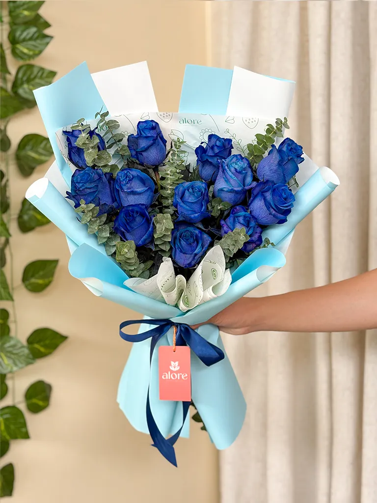Ramo coreano de rosas azules con eucalipto en papel celeste