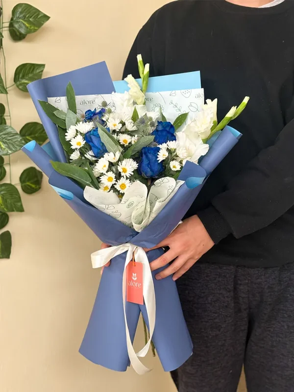 ramo de rosas azules y gladiolos