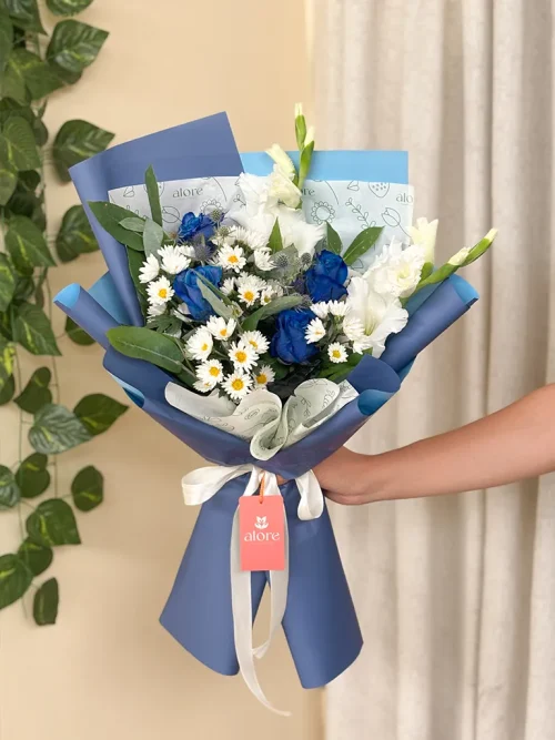 ramo de rosas azules y margaritas