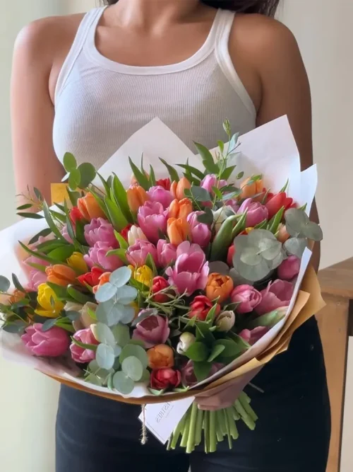 ramo de tulipanes varaidos con modelo ramo de tulipanes varaidos con modelo