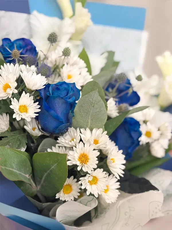 rosas azules y margaritas blancas