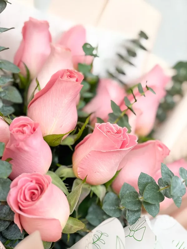 rosas rosadas en un ramo