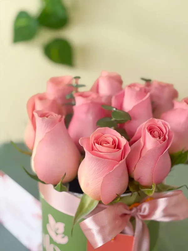 Ramo de rosas rosas con un lazo decorativo