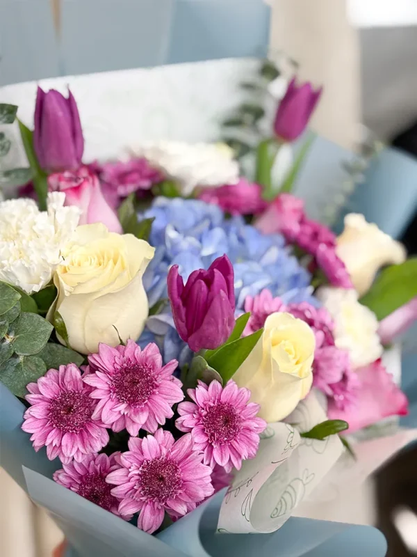 tulipanes morados con rosas