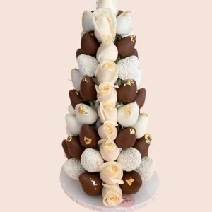 Torre de fresas bañadas en chocolate negro y blanco con rosas blancas para eventos