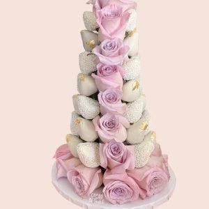 Torre de fresas bañadas en chocolate blanco con rosas lilas para eventos