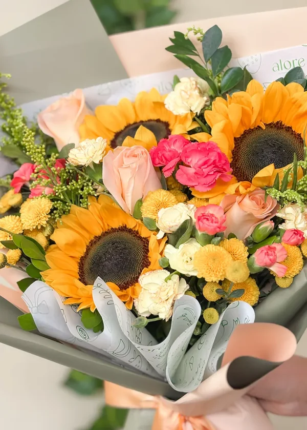 3 girasoles y flores amarillas