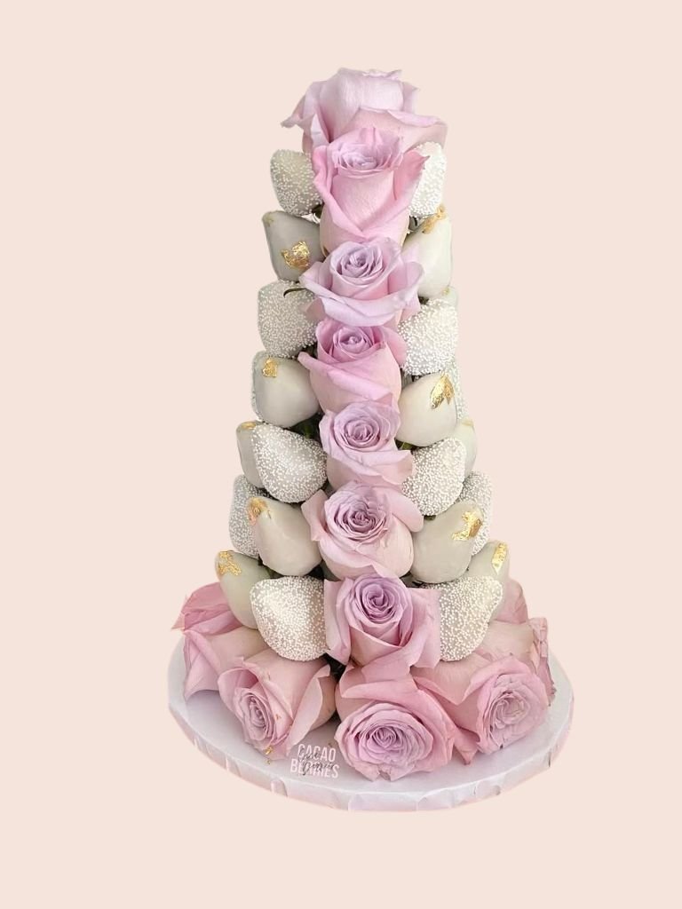 Torre de fresas bañadas en chocolate blanco con rosas lilas para eventos