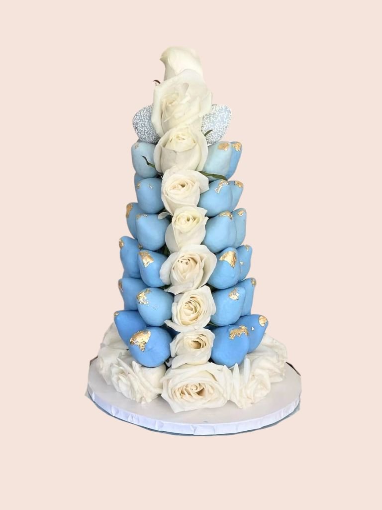 Torre de fresas bañadas en chocolate azul y blanco con rosas blancas para eventos
