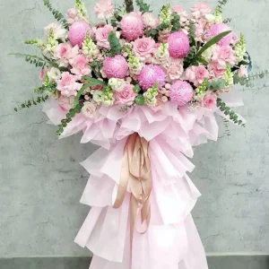 Arreglo floral de pedestal en tonos rosados para inauguración